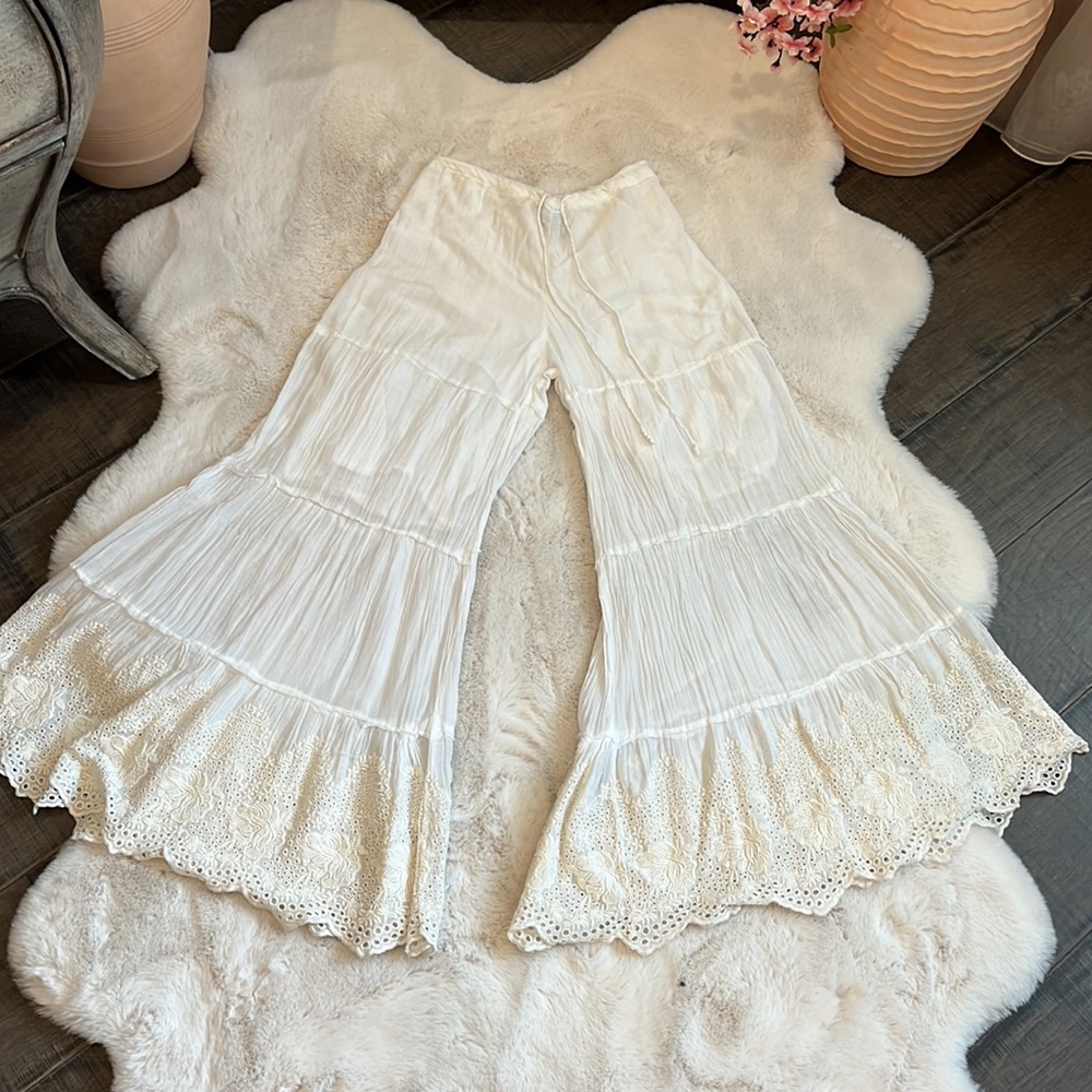 White summer pants with lace flare bottom size Small